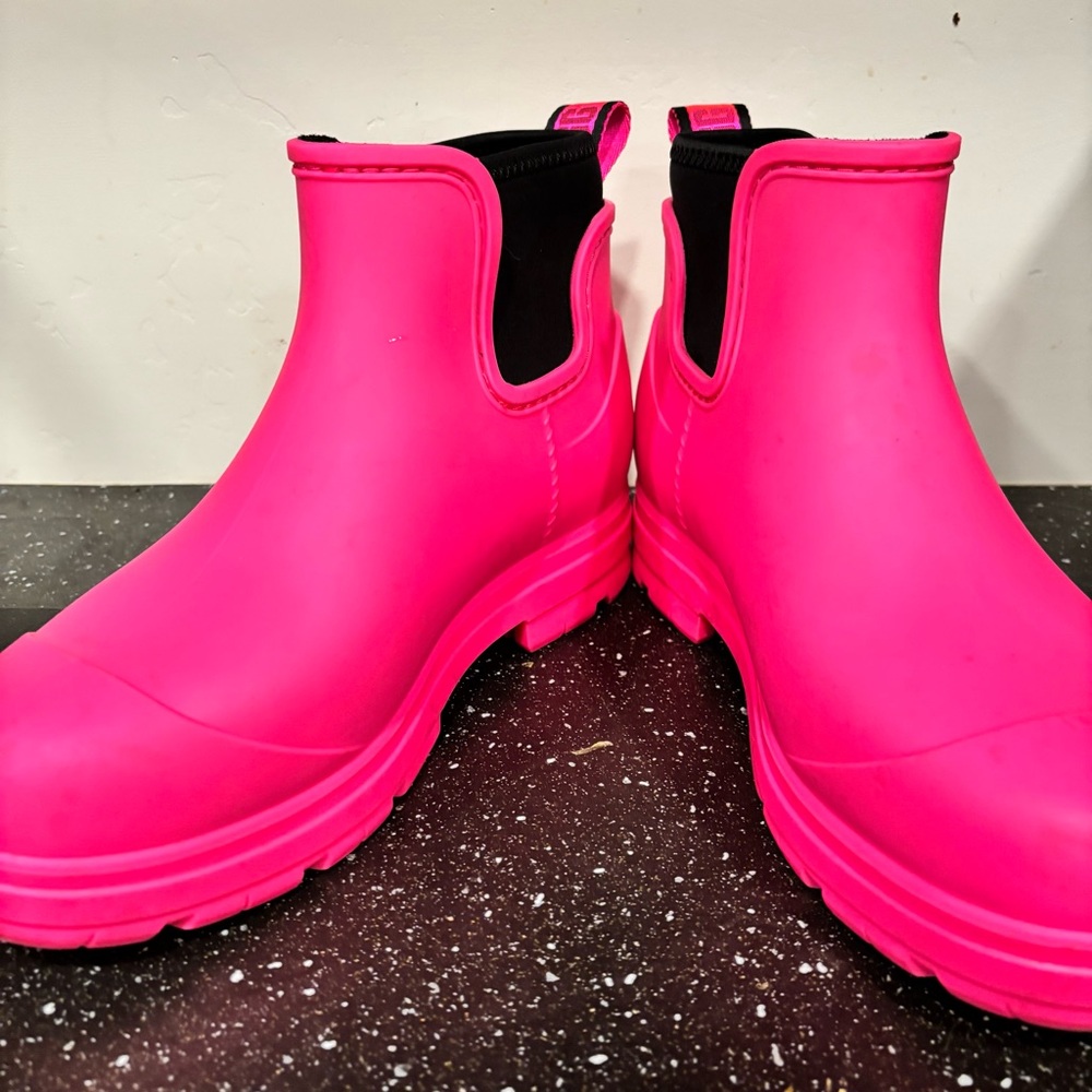 UGG Hot Pink Women’s 7 Rain Boots with Faux Fur Inside and Cushioned Sole